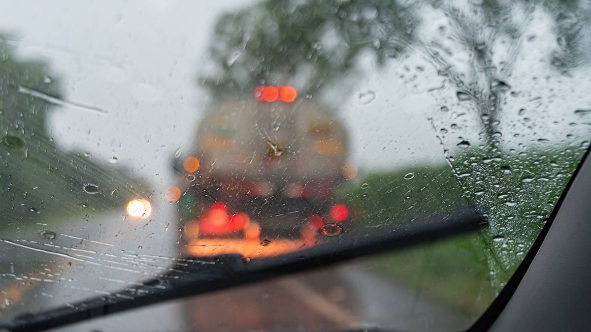 vezetés esőben